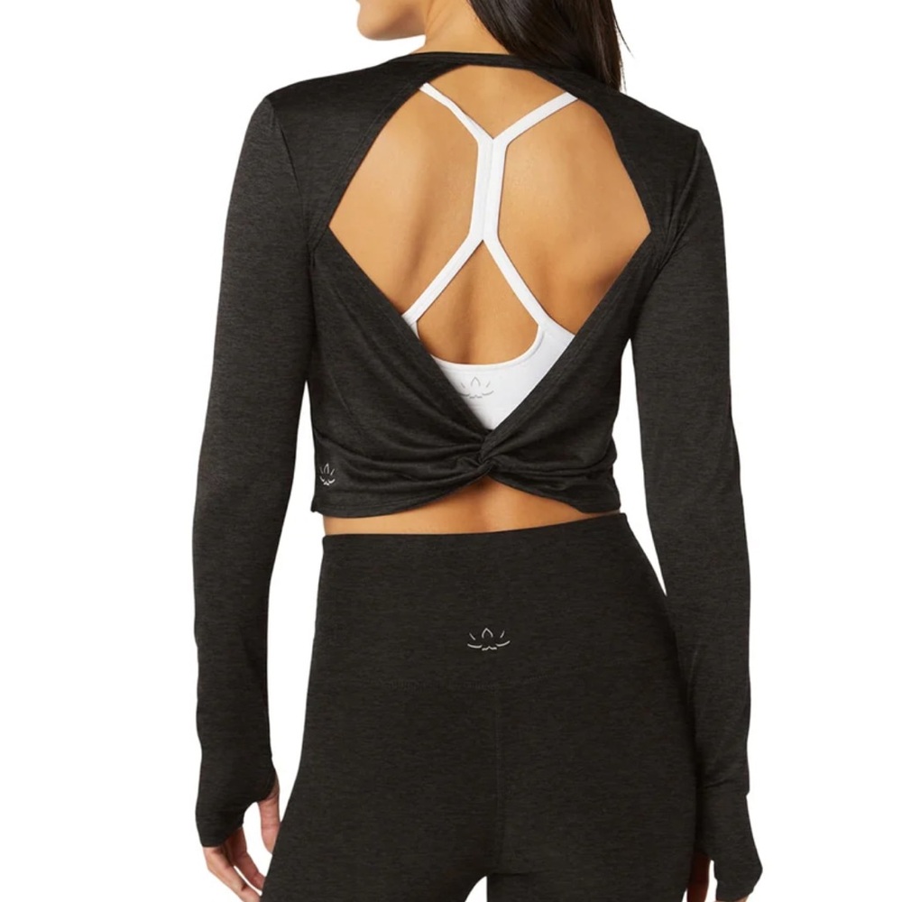 BEYOND YOGA Featherweight Sunrise Cropped Top in Darkest Night